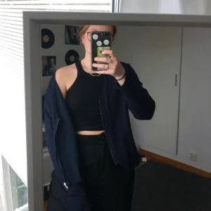 Marinblå kofta - Marinblå kofta med dragkedja som går lite mer än halvvägs upp. Mycket skönt material och åt det tunnare hållet. Är i mycket bra skick även om den är köpt second hand. Köparen står för frakt.