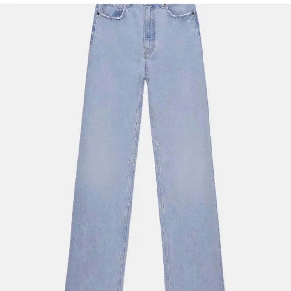 Oanvända jeans från zara som är avklippta till att passa mig som är 167. Jeans & Byxor.