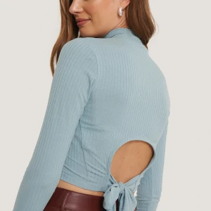 Ribbad topp  - En ribbad topp med bar rygg från NAKD