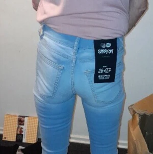 Cheap monday - Ljusa cheap Monday jeans. Knappt annvända Nypris 600