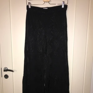 Vida byxor  - Svarta byxor med vida ben! Har svarta detaljer i sitt tyg som ger en stilren känsla och lyfter upp det mörka i byxorna ;)) köpta från weekday i storlek 36! 🌟 köparen står för frakt 😇