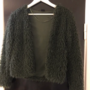 Mörkgrön kofta - En mörkgrön fluffig kofta från Gina tricot :)