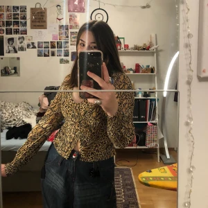 sexig tröja - väldigt snygg & sexig långärmad med knappar längst hela framsidan😛 sitter tajt men luftigt. Gör ett naturligt lyft i bysten så att det ser bra ut :)