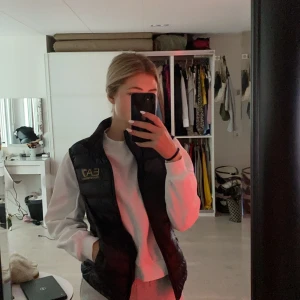 Väst - Säljer min Armani väst i storlek S! Äkta och köpt för några månader sen! Använd fåtal gånger💗