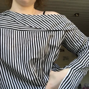 Asymetrisk randig blus - Jätteskön blus från Ginatricot i storlek 36, true to size. Fraktkostnaden tillkommer.