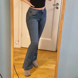 Utsvängda jeans - Stretciga utsvängda jeans, knappt använda💕☺️