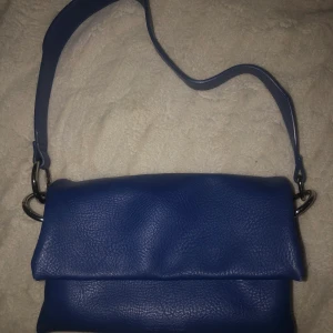 Carin Wester axelväska - Axelremsväska med ganska stort utrymme. Köpt förra året.