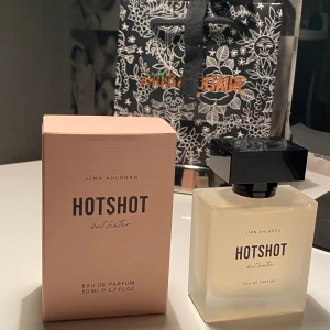 Linn Ahlborgs parfym - Hotshot but hotter - Helt ny parfym då jag råkade klicka hem två ifrån NordicFeel! HELT SLUTSÅLD !!!!! Bud privat ifrån 550kr❤️❤️❤️❤️❤️❤️