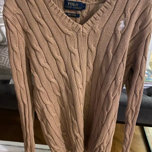 Ralph lauren tröja - Ralph lauren kabelstickad tröja med V ring, fint skick