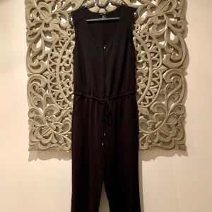 Jumpsuit  - Jumpsuit som jag aldrig har använt pga för stor. Jag är ganska kort och har storlek S, för mig är den både för lång och för stor i övrigt. Det står att den är st 36, men jag skulle nog säga att den passar någon som är lite längre och har lite större storlek än det. Alternativt om man lägger upp byxkanten eller har klackar såklart :) 