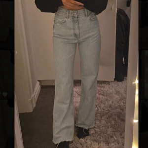 Zara jeans  - Säljer mina jättefina jeans från zara, pga att de inte kommer till användning. Är använda ungefär 1 gång. Inga fläckar eller hål. Perfekt skick. Min kompis på bilden är 168 lång och har långa ben, jag själv är 158 och de är långa på mig💞💞 Många verkar intresserade så buda i kommentarerna!