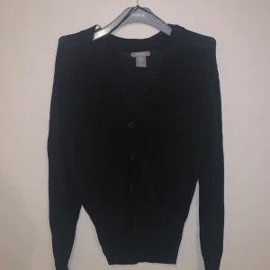 Svart kofta från Lindex strl xs - Svart kofta med knappar från Lindex strl XS. Bra skick, säljer för den inte kommer till användning.