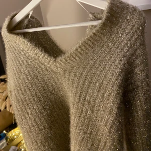 Glitter stickad tröja - Glitter stickad tröja, använd en gång och därmed i nyskick⚡️ från bikbok (slutsåld) storlek xs(/s). 50kr (+frakt)