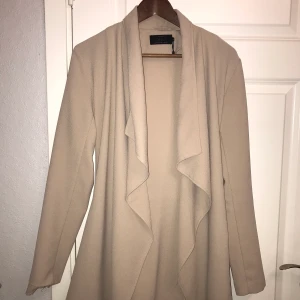 Kappa - Säljer min kappa från vero Moda. Kappa är använd under 1 års tid dock finns det inga hål och band snören är i fint skick. Den är i storlek L men passar mig i storlek M