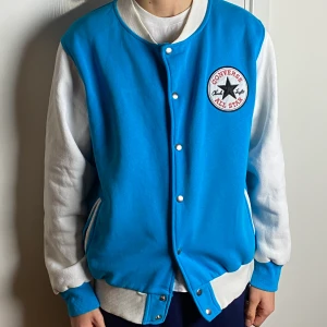 Converse All Star Tröja - Så himla cool tröja från Converse All Star. Den har nät inuti, kan skicka bild om det önskas☺️ det står storlek XXL men skulle mycket mer säga att detta är en storlek M✨ frakt ingår ej, kan mötas upp i Sthlm