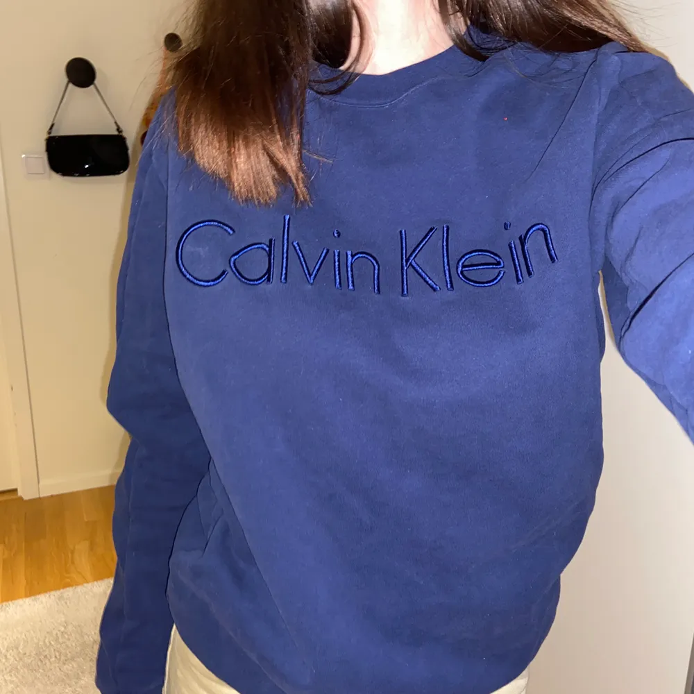 Säljer denna Calvin Klein sweatshirt eftersom den ej kommer till användning! I str M och jag är vanligtvis en strolek S 💞💞 Det är bara att hojta till om man vill ha fler/bättre bilder. Hoodies.