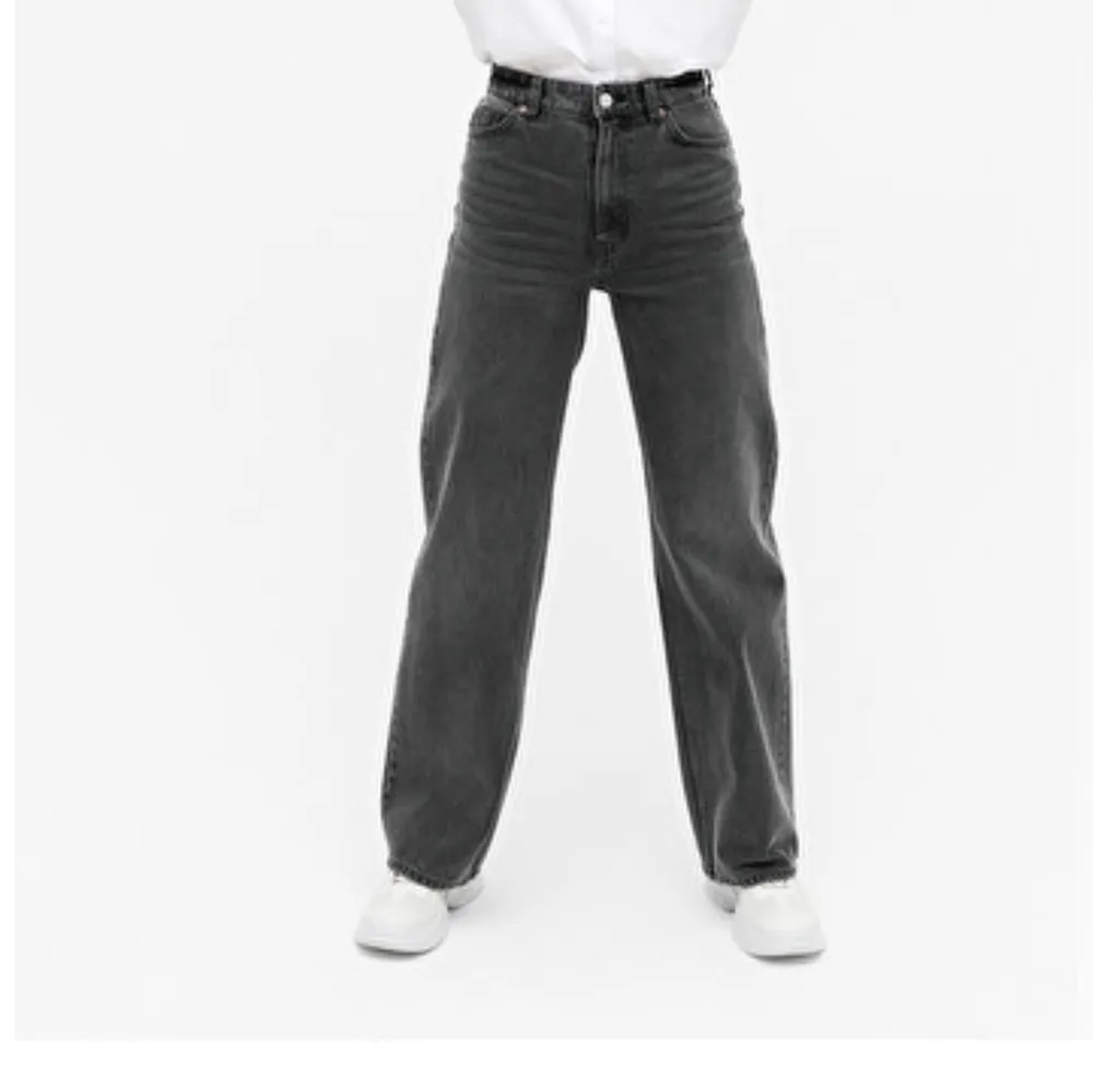 Jätte fina gråa jeans från monki som tyvärr är för stora för mig, köparen står för frakten👍🏼. Jeans & Byxor.