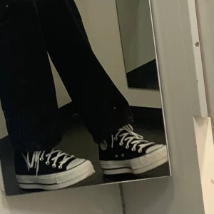 Höga svarta Converse - Höga svarta Converse med platå. Bra skicka använda fåtal gånger. Skriv för bättre bilder. Fraktar och möts upp i stockholm. Bud på 800kr