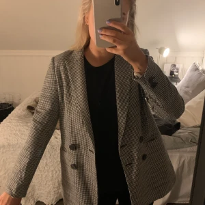 Kavaj Mango  - Kavaj från Mango. Köpt för något år sen men endast använd ca 3 ggr. Jättebraskick. Inköpt för ungefär 600-700kr😋 möts upp i Sthlm eller står köparen för frakt