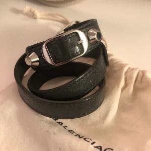 Balenciaga armband - Intressekoll på mitt supersnygga gråa balenciaga armband 🤩🤩 finns lite fläckar på dustbagen av smink, men armbandet är som nytt! Storlek: S