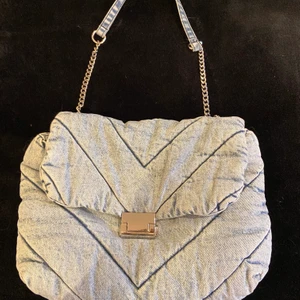 Väska i jeanstyg! - Använd ca 3 ggr så är i nästan i nyskick!💕