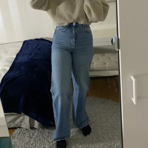 Idun wide jeans från Gina tricot - Supersnygga vida ljusa jeans från ginatricot i modellen Idun wide💙✨ Storlek 34 och långa i benlängd, säljer pga fel storlek. Köparen står för frakten eller så kan jag mötas i Gävle🥰💌 Pris 200kr exklusive frakt (nypris 599kr)