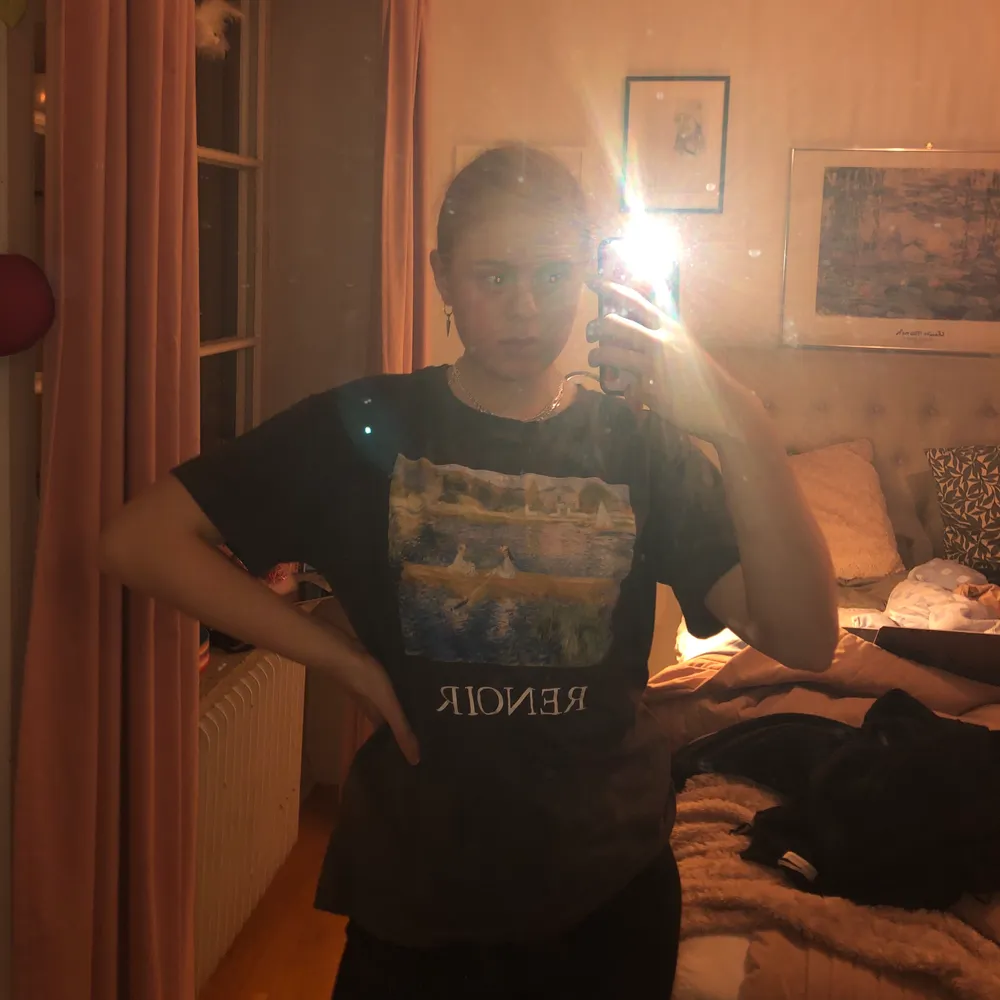 Vanlig T-Shirt från Pull and Bear med ”Renoir” tryck, storlek S men inte tajt (du som har M, L skulle också gå), nyskick knappt använd. Skjortor.