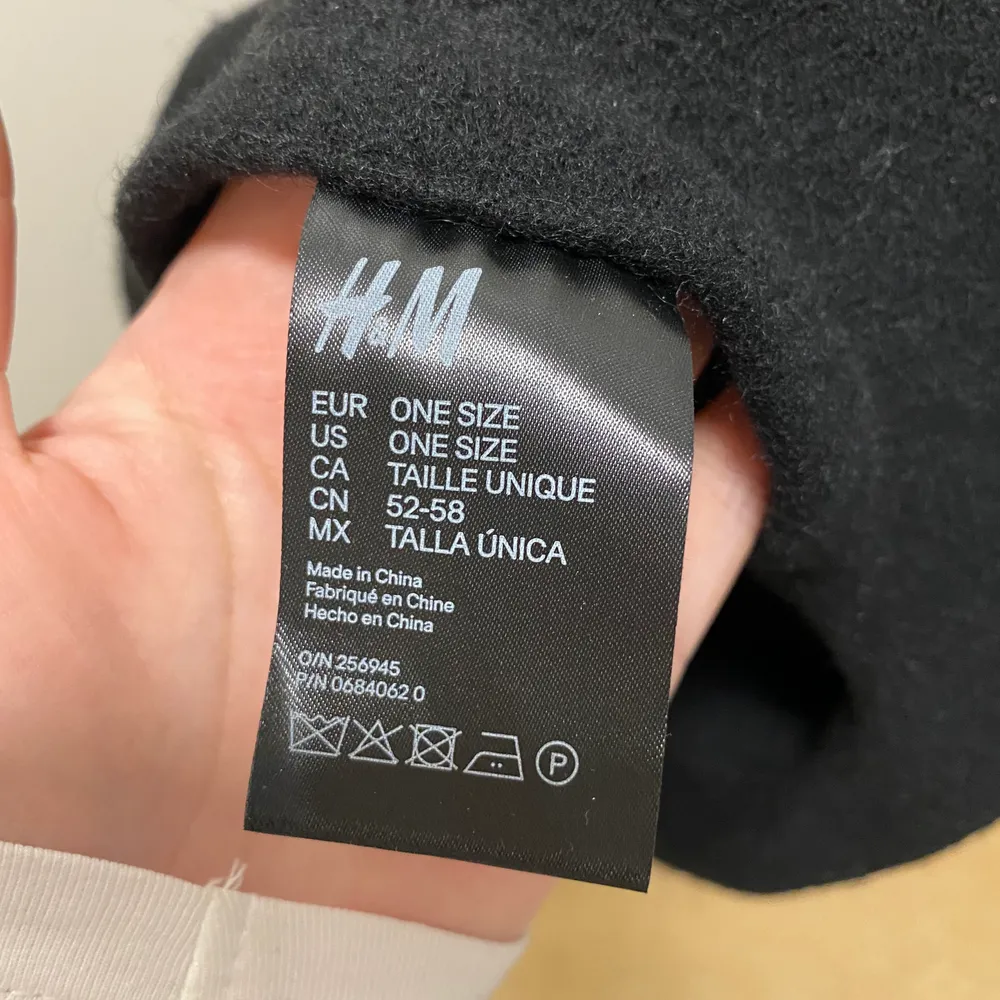 Svart basker från H&M, endast använd en gång så den är som ny. Accessoarer.