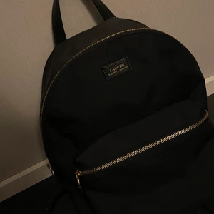 Lauren by Ralph Lauren - Svart Ralph Lauren chadwick ryggsäck. Nyskick! Köparen betalar frakt 🌈