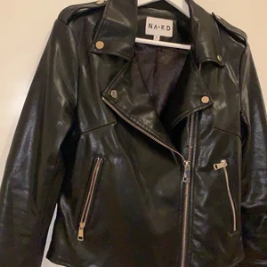 Nakd skinnjacka - Inte äkta skinn!! Super fin och inte använd många gånger. Säljs pga att den blivit för liten. Är du Xs får du plats med en hoodie under. 🖤