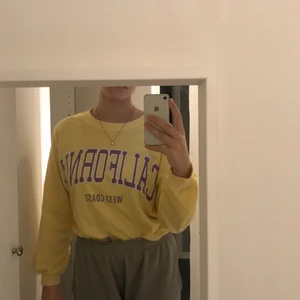 SHEIN california west coast size S - Det är ett tunt material men väldigt bekvämt, den passar perfekt på mig och jag är 179, endast använd 1 gång. Köparen står för frakten