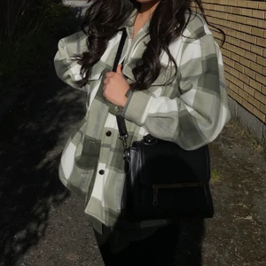 Rutig jacka - Rutig jacka från Boohoo i storlek S. Köparen står för frakt!