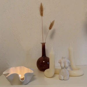 Prydnader i lera  - Skulptur/kvinna - 99kr styck  Ljuslykta -  39kr styck. Skulpturen tar ungefär 2h att göra då allt görs för hand därför är priset lite dyrare✨ Frakt tillkommer och pris beroende på vikt🥰