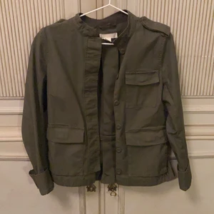 Army jacka - En grön jacka från HM i mycket bra skick. Två fickor nedtill och en ficka på vänster bröst. Möts upp i Stockholm och fraktar men isåfall står du själv för frakten. 