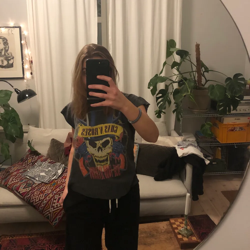 t-shirt med guns n’ roses tryck! passar mig som är en m 🥰 sliten design 🤪. T-shirts.