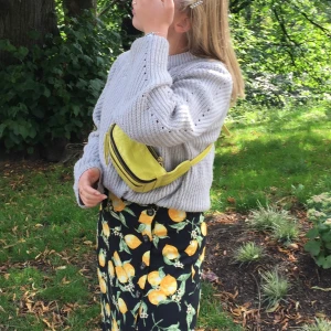  kjol - somrig kjol i citronmotiv! knappt använd