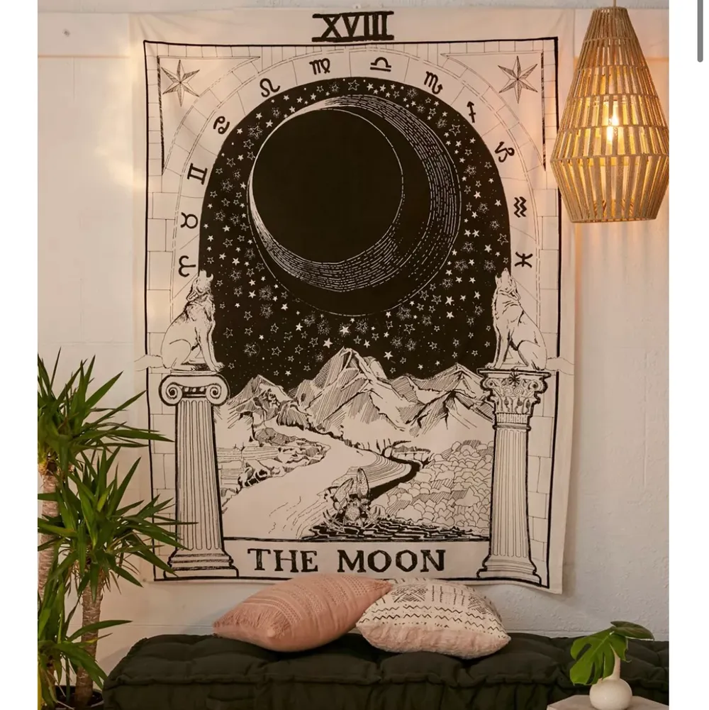 Tarot tapestry från Urban outfitters. Sälja pga att jag inte tyckte den passade i mitt rum. Helt oanvänd alltså och därför i nyskick. Köpt för 49$. Hör av dig om du är intresserad 💕🌷✨. Övrigt.