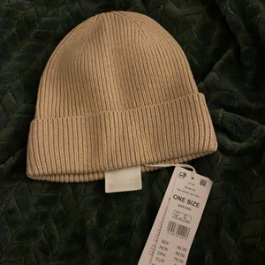 Mössa - En beige mössa från Gina! Säljer den pga för liten på mig och den är helt ny fick hem den idag eftersom jag beställt den! Den är slutsåld på hemsidan