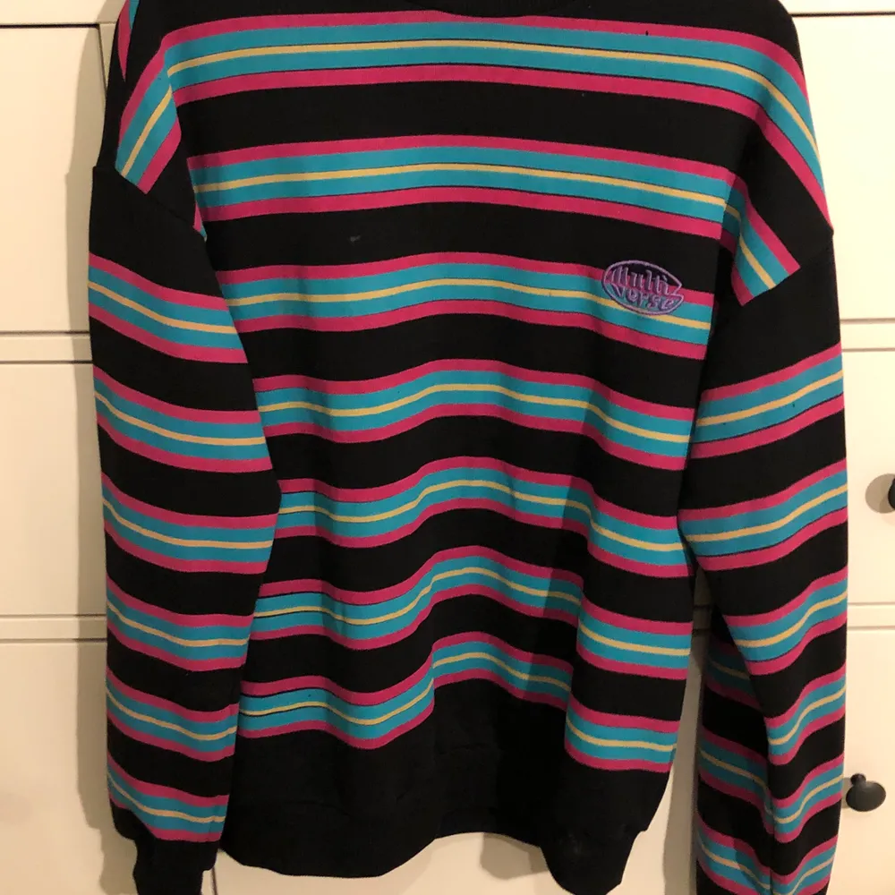 En flerfärgad randig tröja från junkyard. Köptes för ett halvår sedan men har används fårtal gånger. . Tröjor & Koftor.