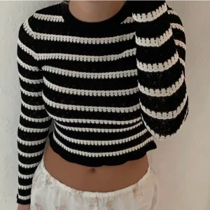 Randig tröja zara - Säljer denna trendiga randiga tröjan från zara i så fint skick!💗 Buda från 200kr