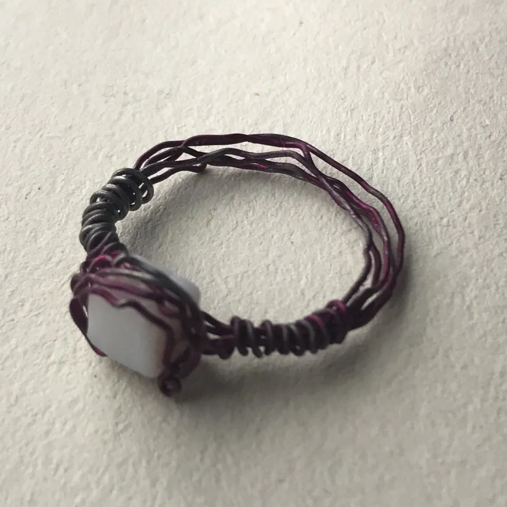 Säljer en fin lila/silvrig ring med en vit sten💖 size XS/S/M och köparen står för frakten. Accessoarer.