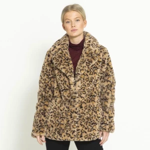 Leopard kappa - Superfin å varm kappa i teddyliknande material. Använd fåtal gånger, jättefint skick. Pris kan diskuteras.
