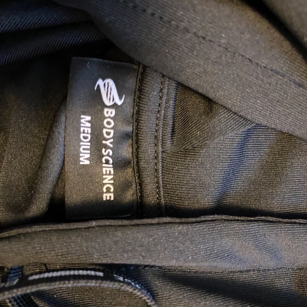 Tränings tröja/Hoodie ifrån Body Science köpt ifrån ICANIWILL. Aldrig använd utan endast provad, i storlek M men väldigt tight så som träningskläder kan vara. Otroligt fin och kön men inte kommit till användning tyvärr. Säljer för 70 kr + frakt eller högst budande + frakt☺️. Huvtröjor & Träningströjor.