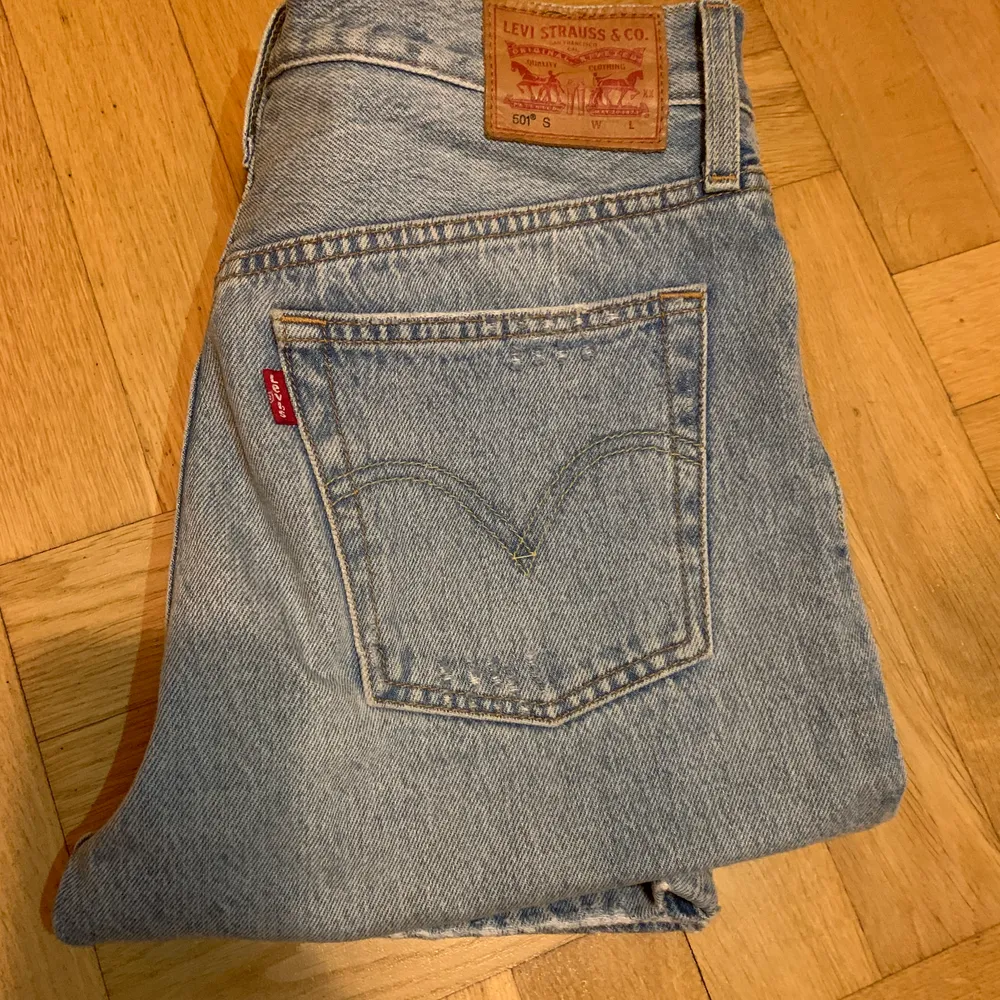 W 28 L 30, aldrig använda Levis jeans pga för små, inköptes för ca 1100kr. Jeans & Byxor.