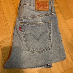 Levis 501 - W 28 L 30, aldrig använda Levis jeans pga för små, inköptes för ca 1100kr