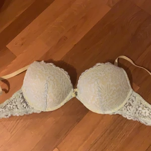 Pushup Bh 75D - Från hunkemöller, bra skick.