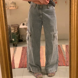 Brandy Melville jeans  - !INTRESSEKOLL! På mina skittrendiga, utsvängda brandy melville jeans😊 de är såå snygga, vet inte om jag vill sälja dem, men känns inte som att jag använder dem så mycket som någon annan skulle, därav intressekollen.