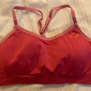 Sport-bh - Mörkrosa sport-bh från pierre robert, riktigt skönt material! Fint skick! Frakt på 45 tillkommer 🥰 Storlek L men mer som S/M, passar fint på mig (S/M)