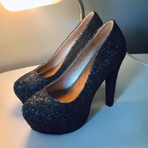Glittriga klackskor - Väldigt fina glittriga klackskor från tiamo i mörkblå färg:)      Nypris 799kr