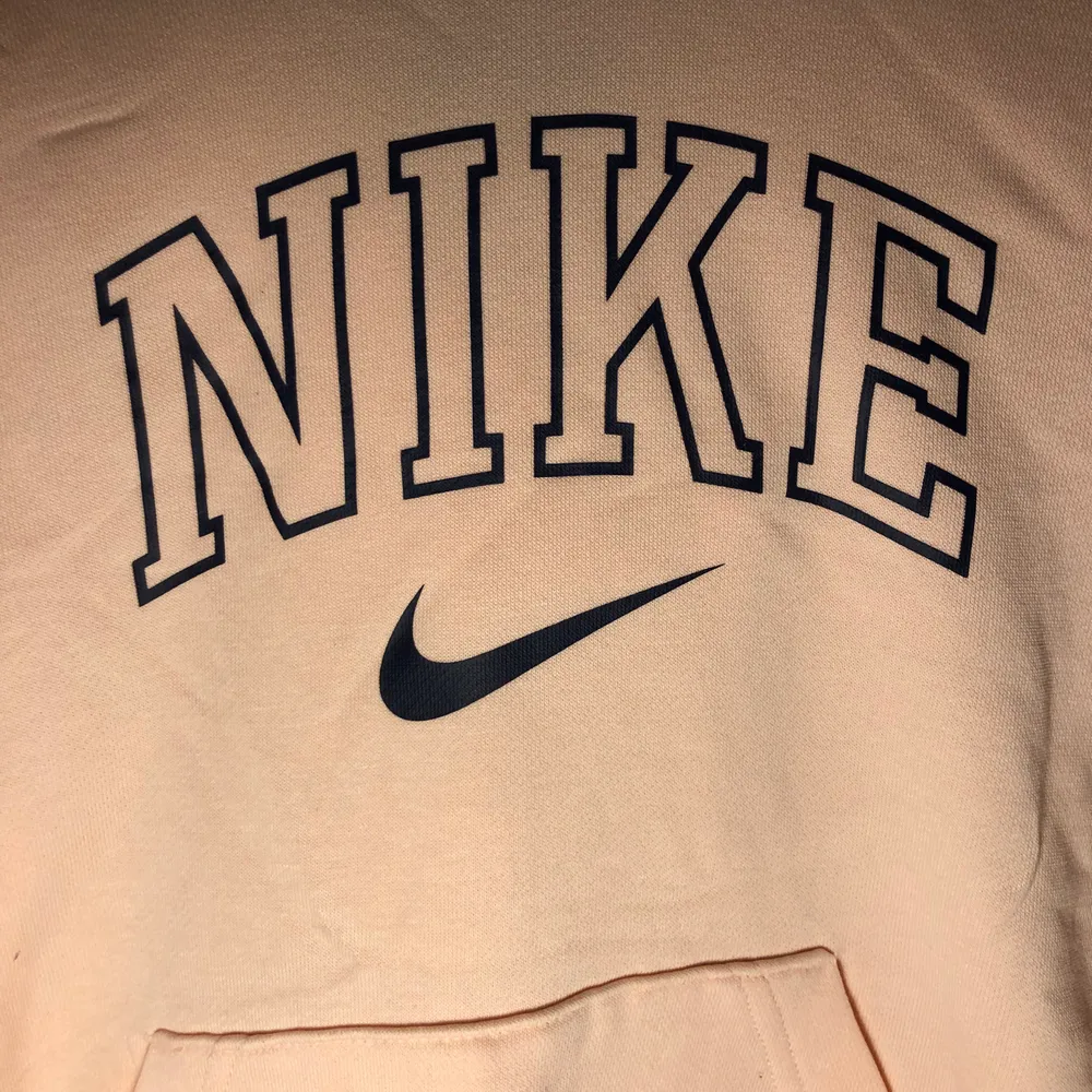 Vintage Nike Spellout hoodie med en swoosh i mitten. Tröjan är fin och är i bra skick förutom att den är lite skrynklig. Den är i tunnare material och skulle passa perfekt inför våren. Storlek XS. Hoodies.